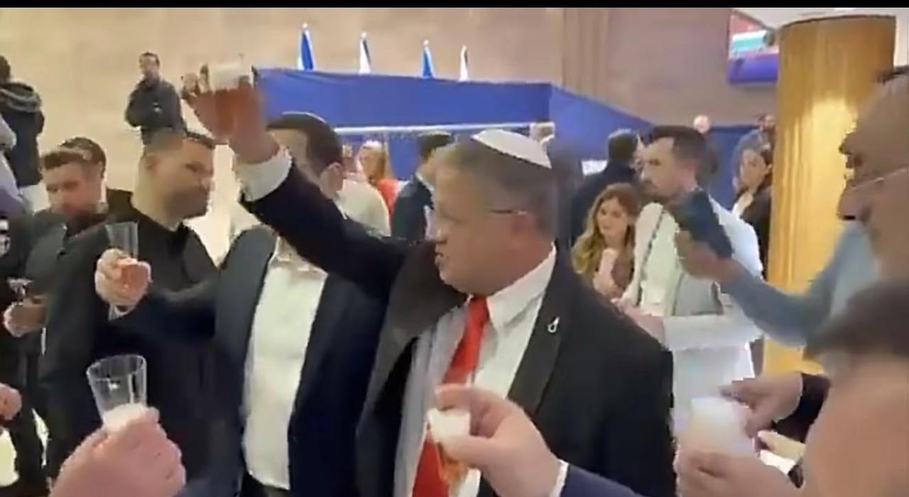 本格维尔庆祝通过可随意射杀巴勒斯坦民众的议案……