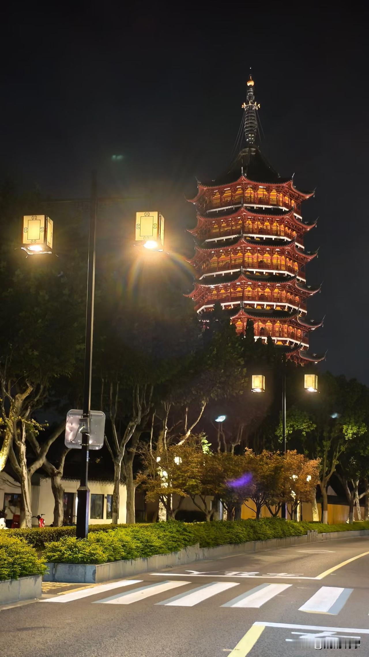 路过北寺塔，上海人听苏州话介绍，以为那个不叫塔。
未见苏城先见塔，说的就是北寺塔
