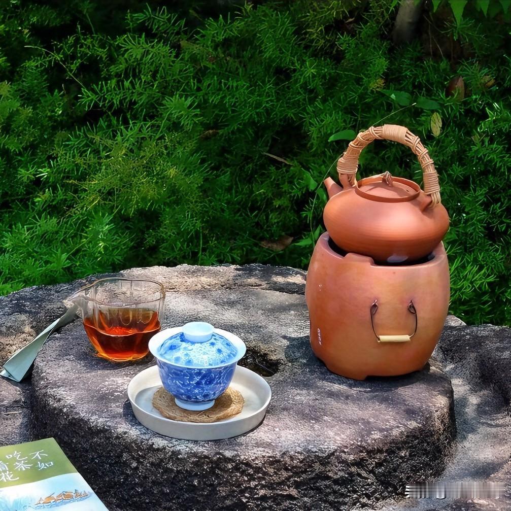 《茶烟晤语·庆东原体》
水汽茶烟漫小轩，喧尘碎此境悠然。知己围炉话千般：市井烟火