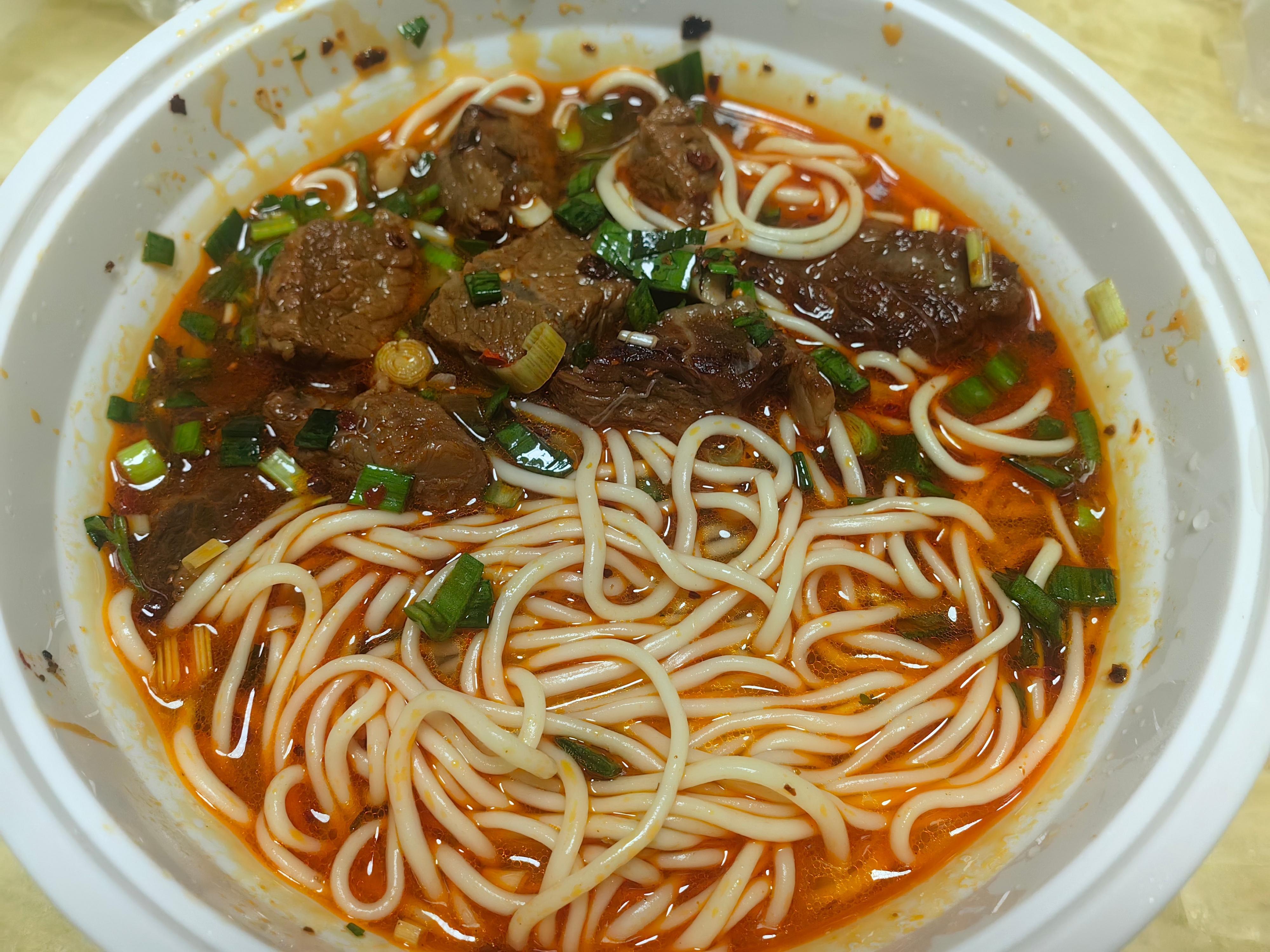 每日一餐分享红烧牛肉拉面。牛肉大块大块的。 