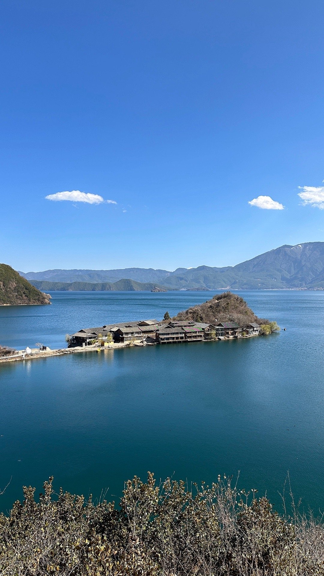 #丽江[超话]# 泸沽湖旅行不踩坑的9个小建议❶泸沽湖在四川和云南交界处，可以包