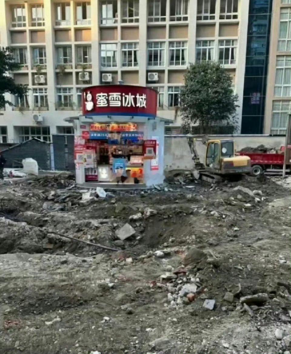租到这个店面的老板，估计后悔死了吧！  