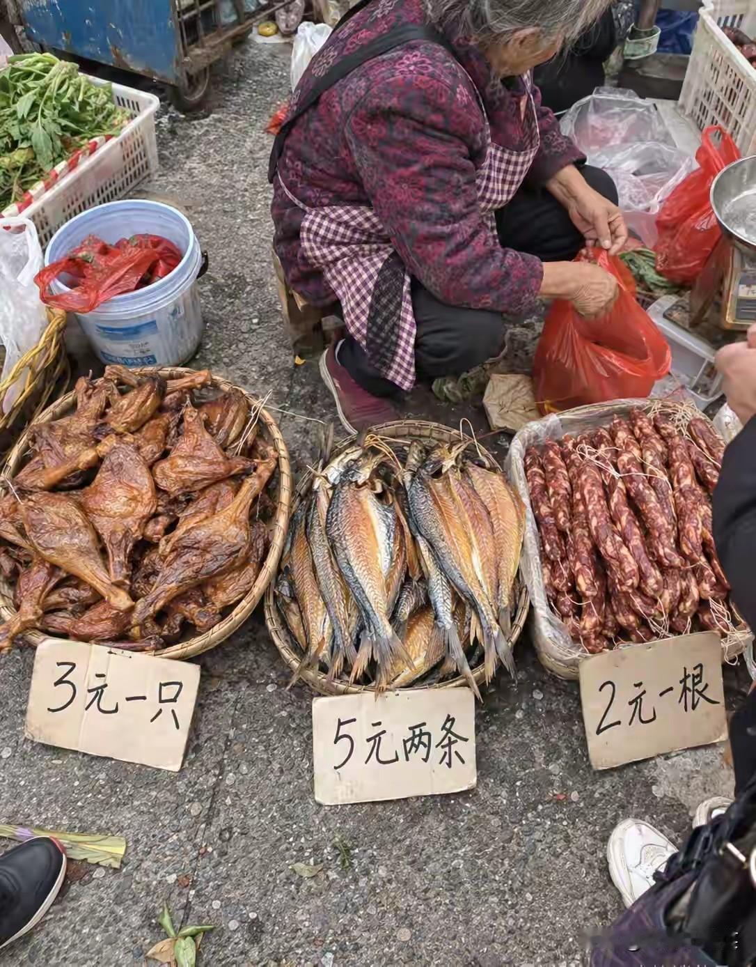 这些东西农贸市场地摊都是，千万别买，根本吃不了，香肠高温蒸会变红色水出来