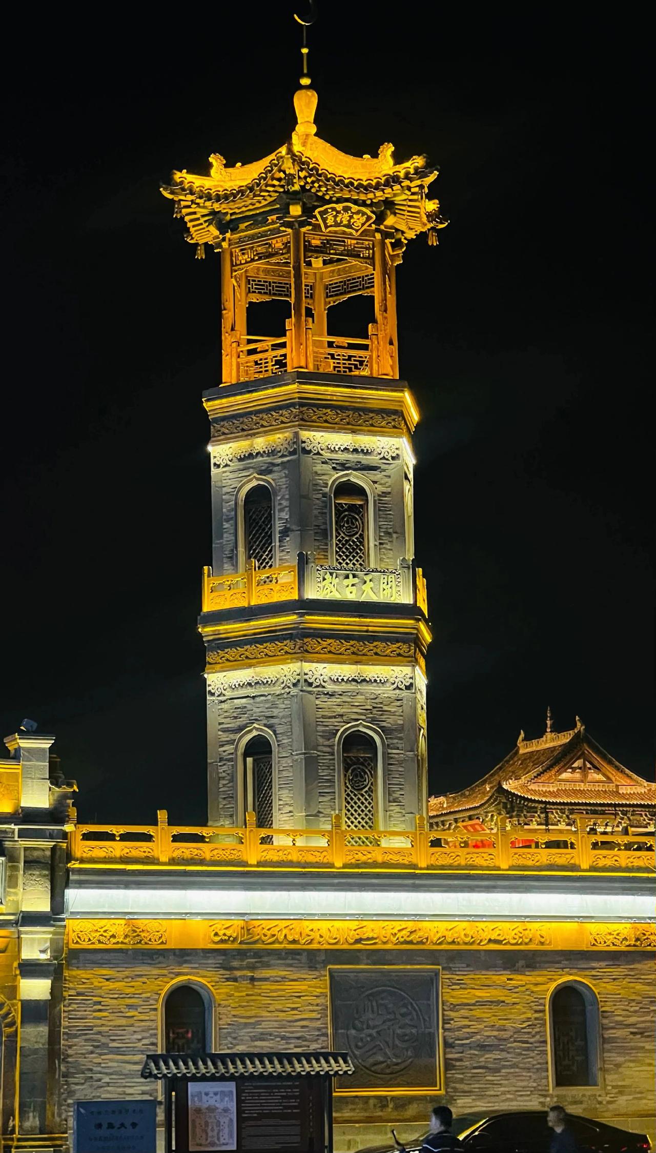 大同古城墙夜景 感受古城的历史韵味 一座古城半部中国史