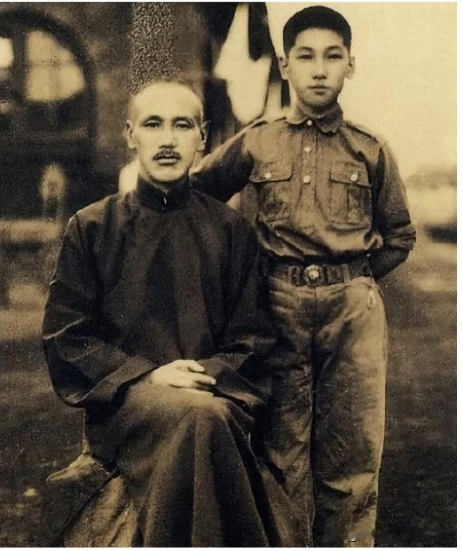 一张民国老照片，聊聊蒋纬国不为人知的身世

这张泛黄老照片，是蒋介石与养子蒋纬国