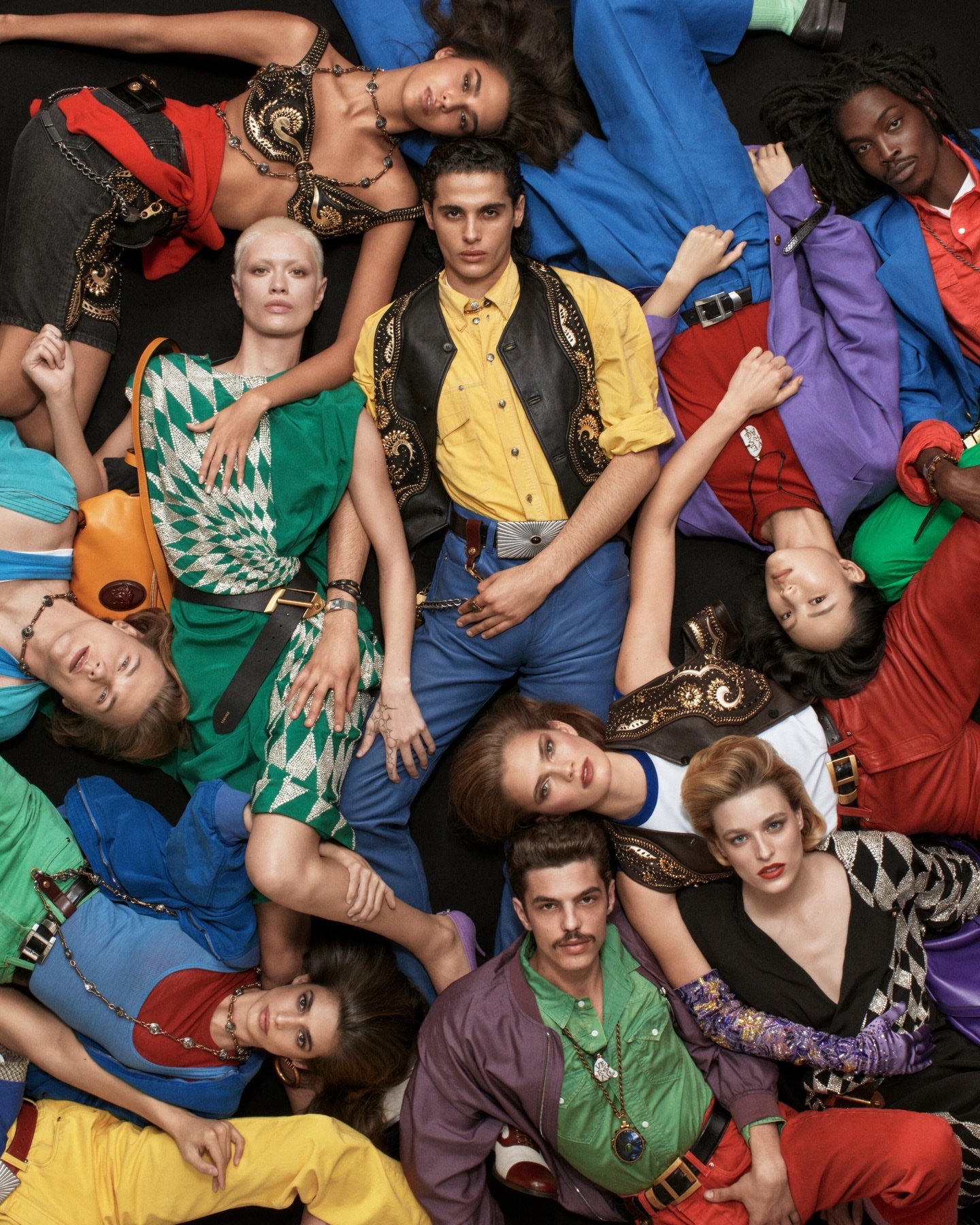 Versace 发布了由Dario Vitale主理的2026春夏季广告企划，邀