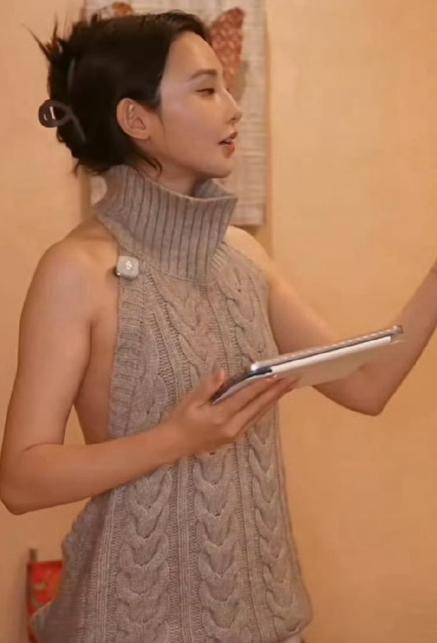 彭小冉这次直播的衣服，真的就是一块布！
 
9月14日，彭小苒开了直播，她当天穿