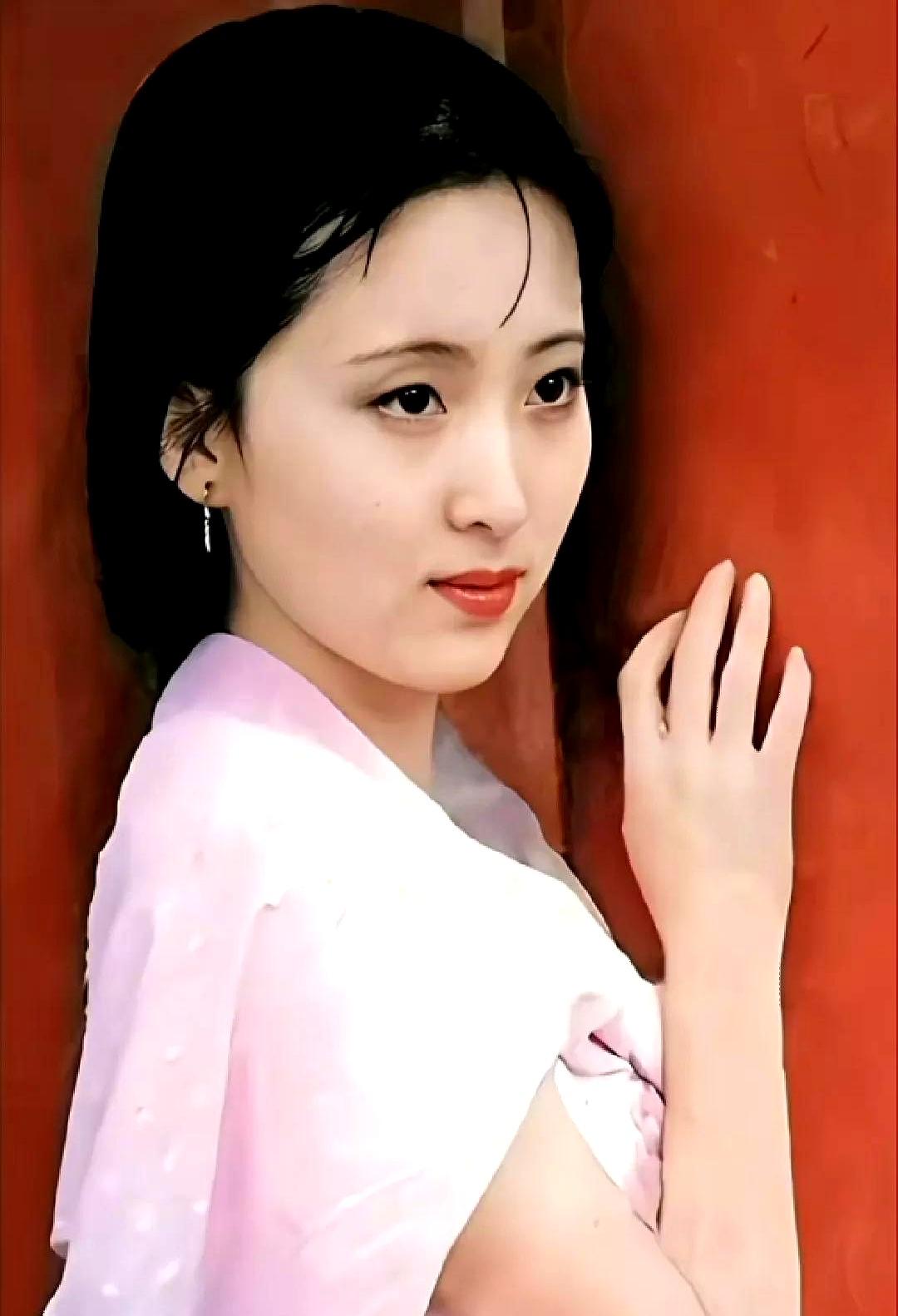 陈晓旭不仅容貌出众，演技卓越，更是一位文学与书法的爱好者。她创作的小诗曾深深打动