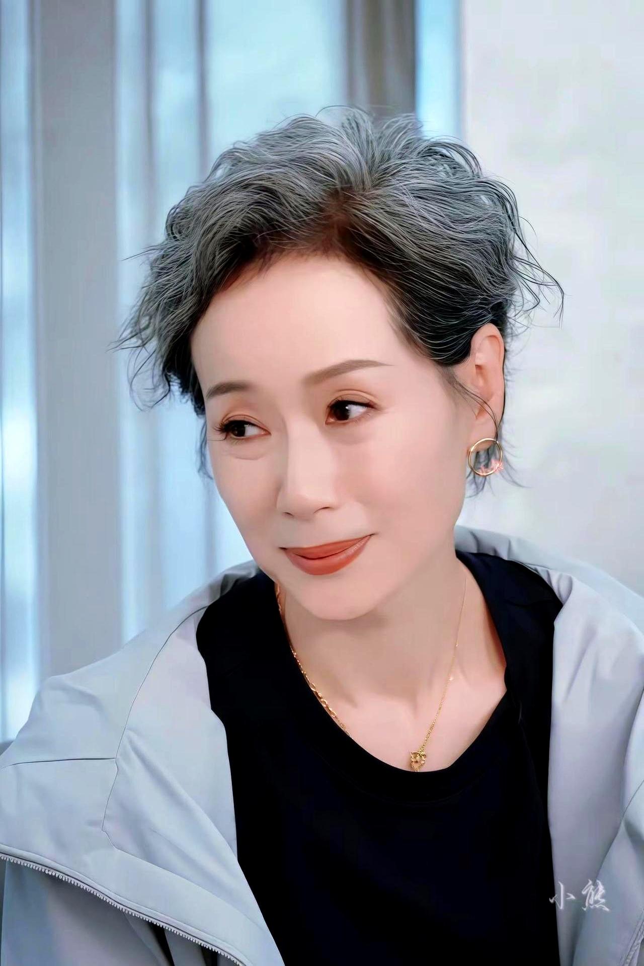 叶童 路与他人个不同
 

当好多人都在用各种方式留住青春，她大大方方地亮出自己