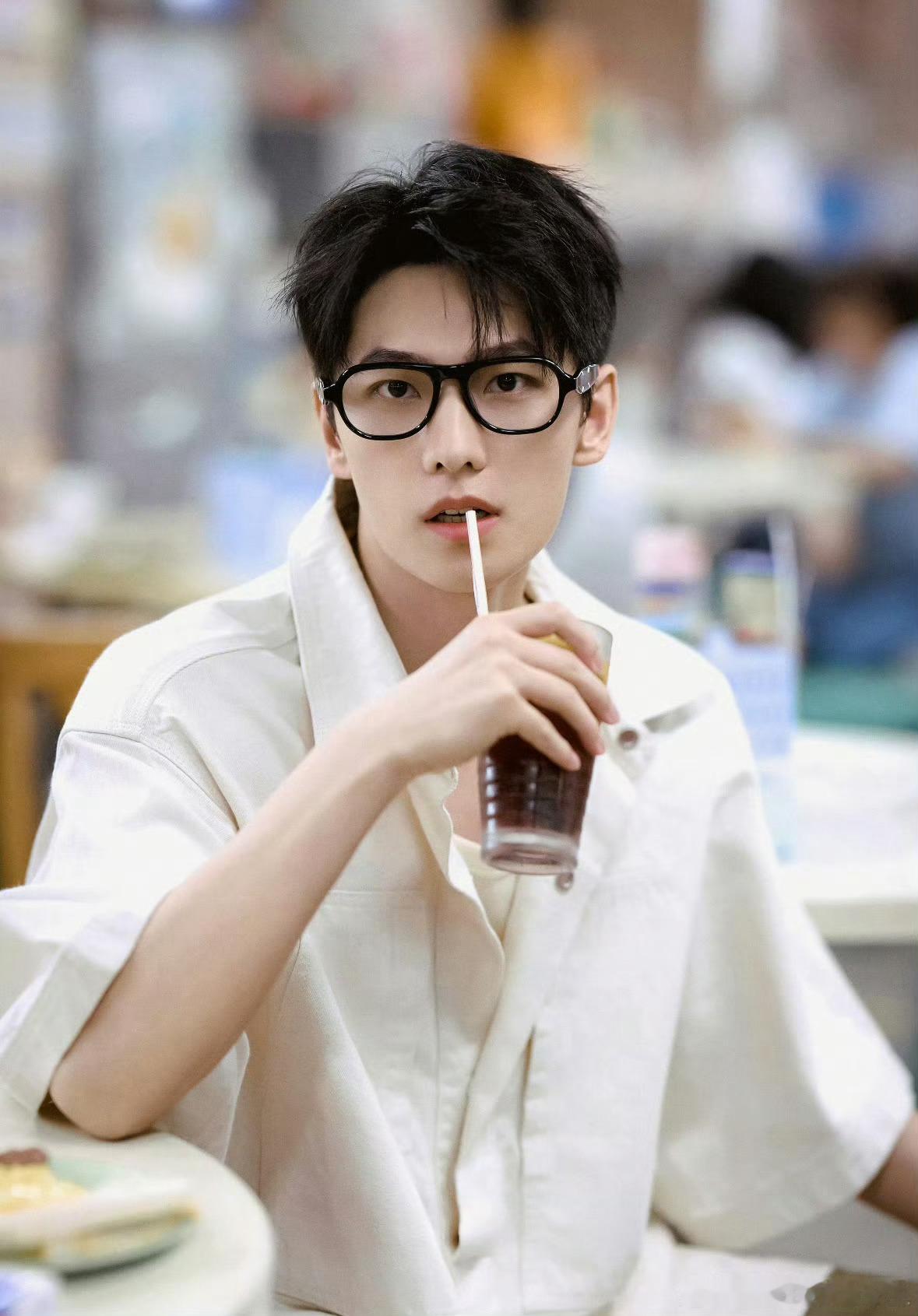 杨洋平均每年一部大ip影视化出道多年，年均一部大IP的节奏堪称内娱“天选之子”。