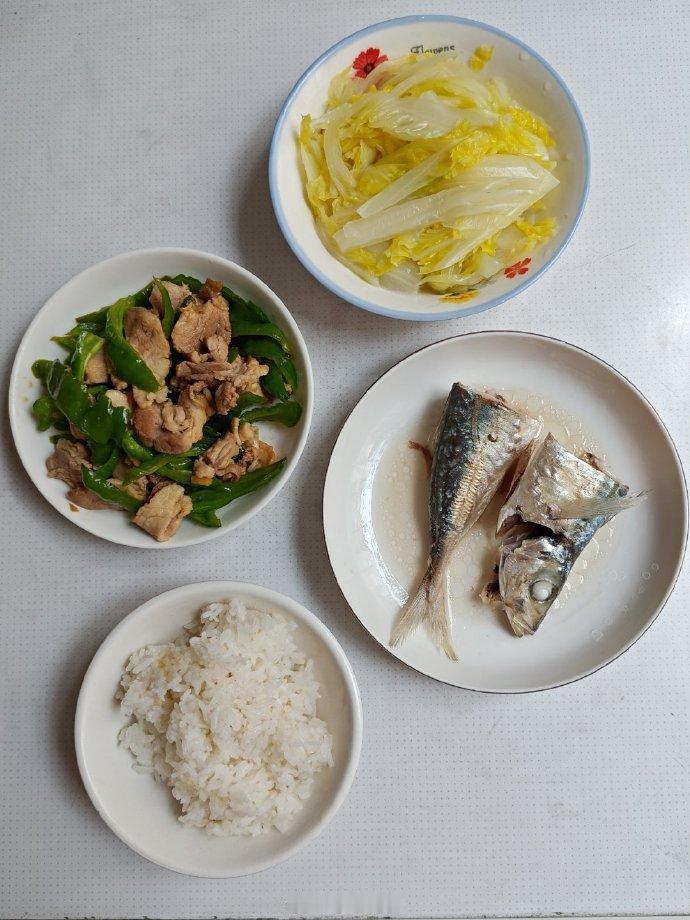 午饭，蒸咸鲜巴浪鱼，瘦肉炒螺丝椒，娃娃菜，米饭。