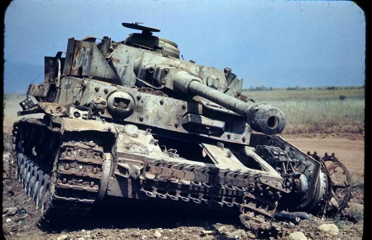 被击毁并烧毁的德国坦克——四号坦克（Panzerkampfwagen IV），隶