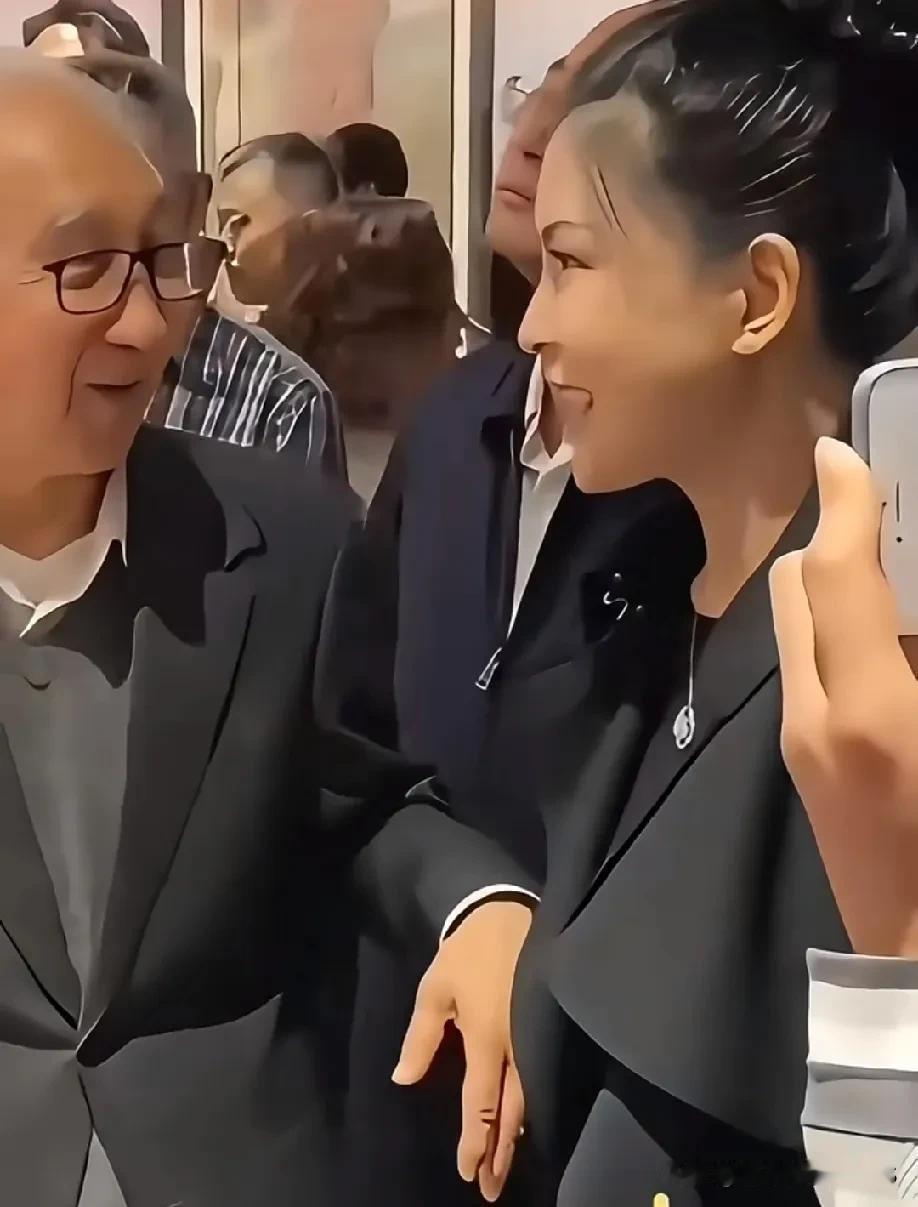 91岁的原央美院长靳尚谊先生带47岁的妻子祁艳看画展。看到先生年轻时的自画像，祁