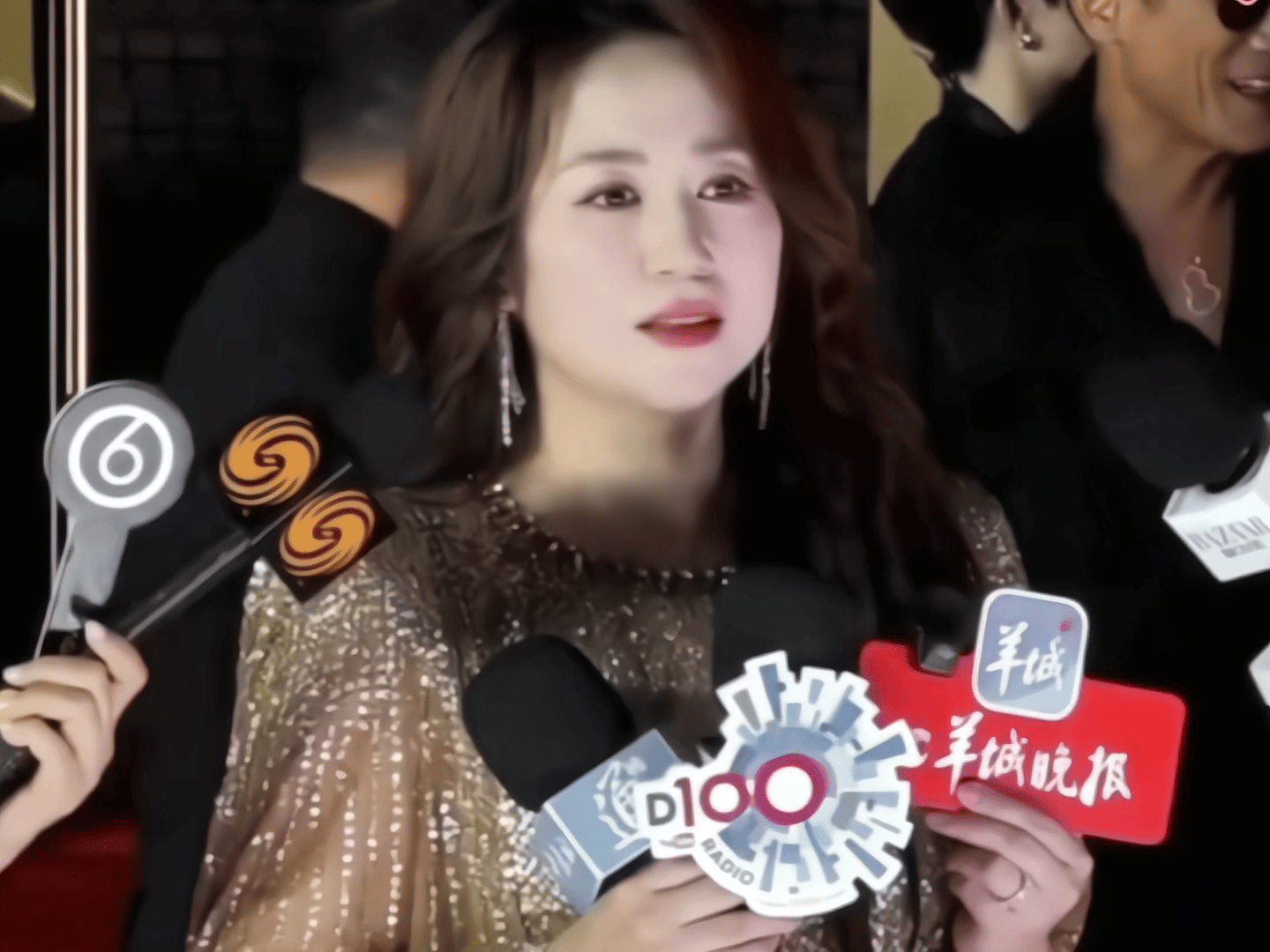 马丽港风鎏金造型马丽金像奖的大女主气场港风卷发搭配鎏金亮片裙，马丽在光影里美到失