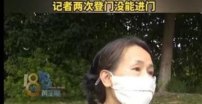 你敢信吗？90多岁的老人躺在病床上，竟被护工倒掉饭菜、关灯绑住，还被打到额头流血