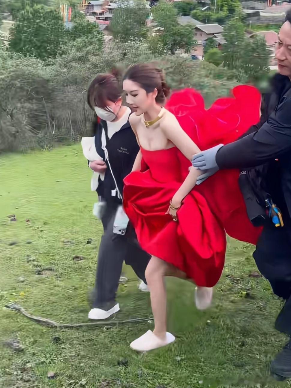赵露思VOGUE的红毯造型简直就是许我耀眼 许妍现实版！太美了吧 你觉得她生图状