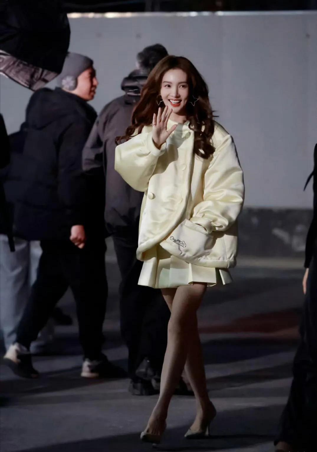 金晨真的变了，穿羽绒服走红毯，整个人看上去神采奕奕，这套服装更是让整个人看上去不