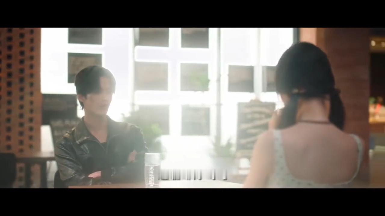 谁说内娱没有好的转场我说《双轨》你别太会拍！咖啡馆转场那一下，姜暮眼里的泪绝了，