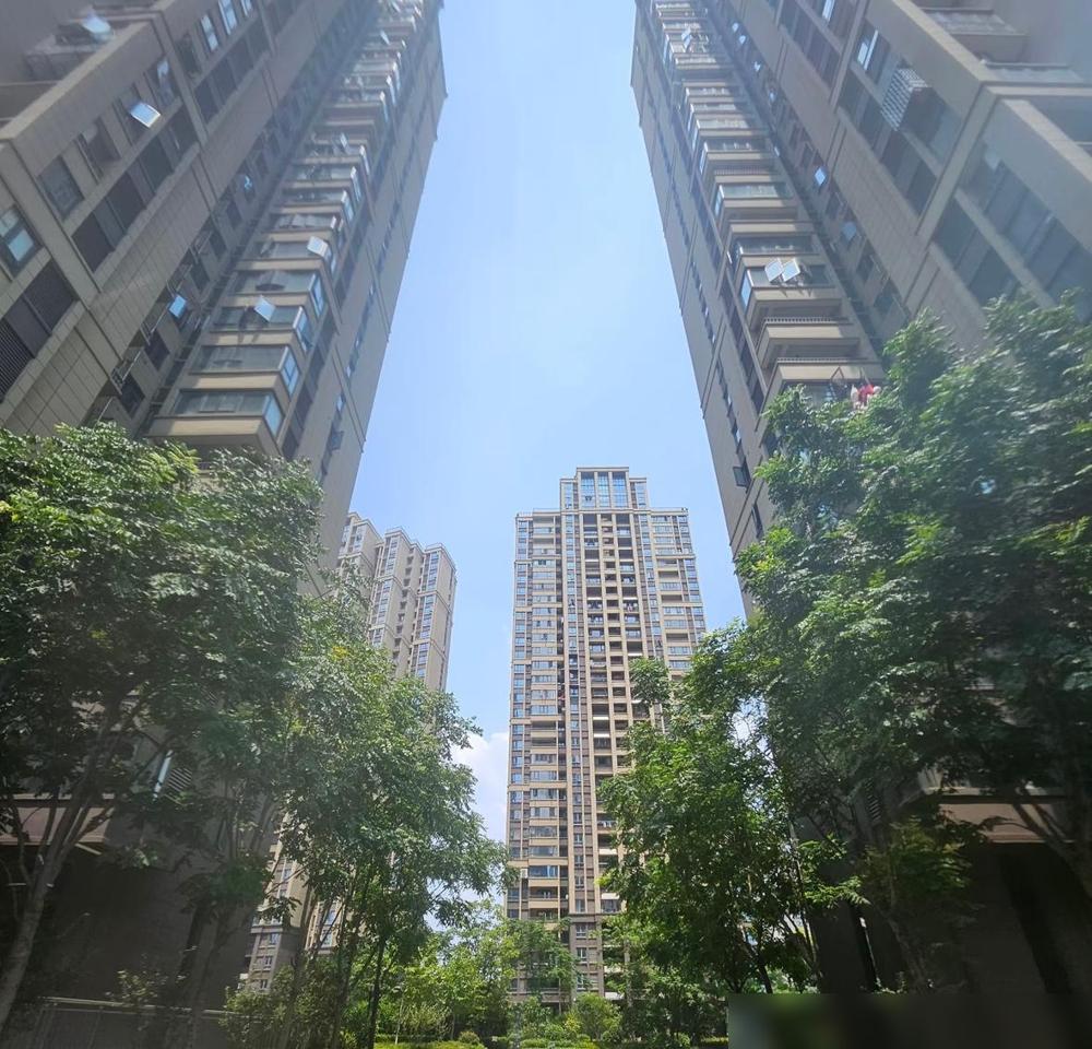 我一个朋友，在湖北武汉买房更惨，2018年掏空家里积蓄首付30多万，贷款120多