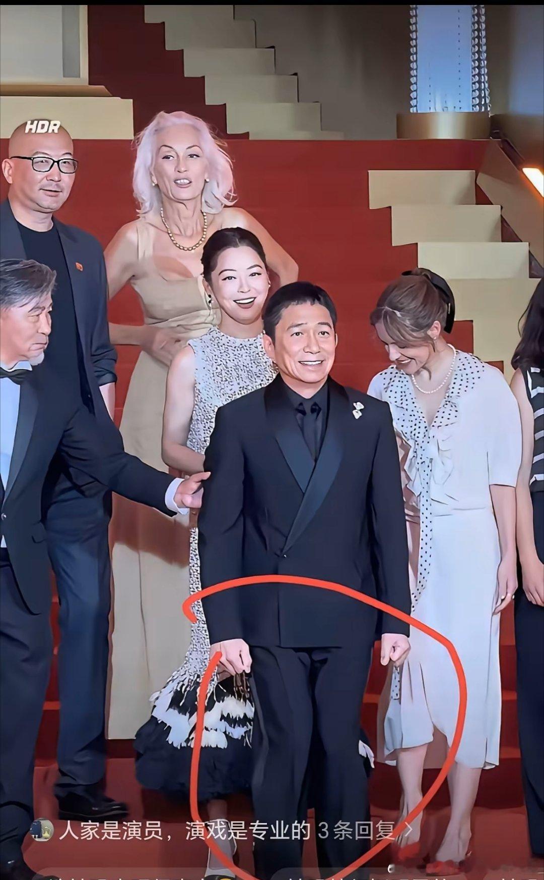 我一直纳闷，社恐的人怎么演戏？翻到梁朝伟这张红毯抓拍，一下解开我长久的疑惑。我自