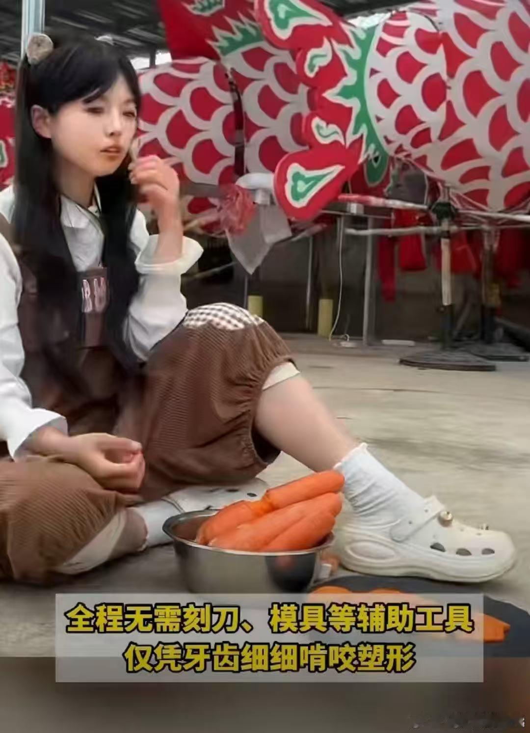 恩施00后女孩用胡萝卜啃出巨型锦鲤 平凡食材也能玩出高级艺术感，小姐姐耐心又有想