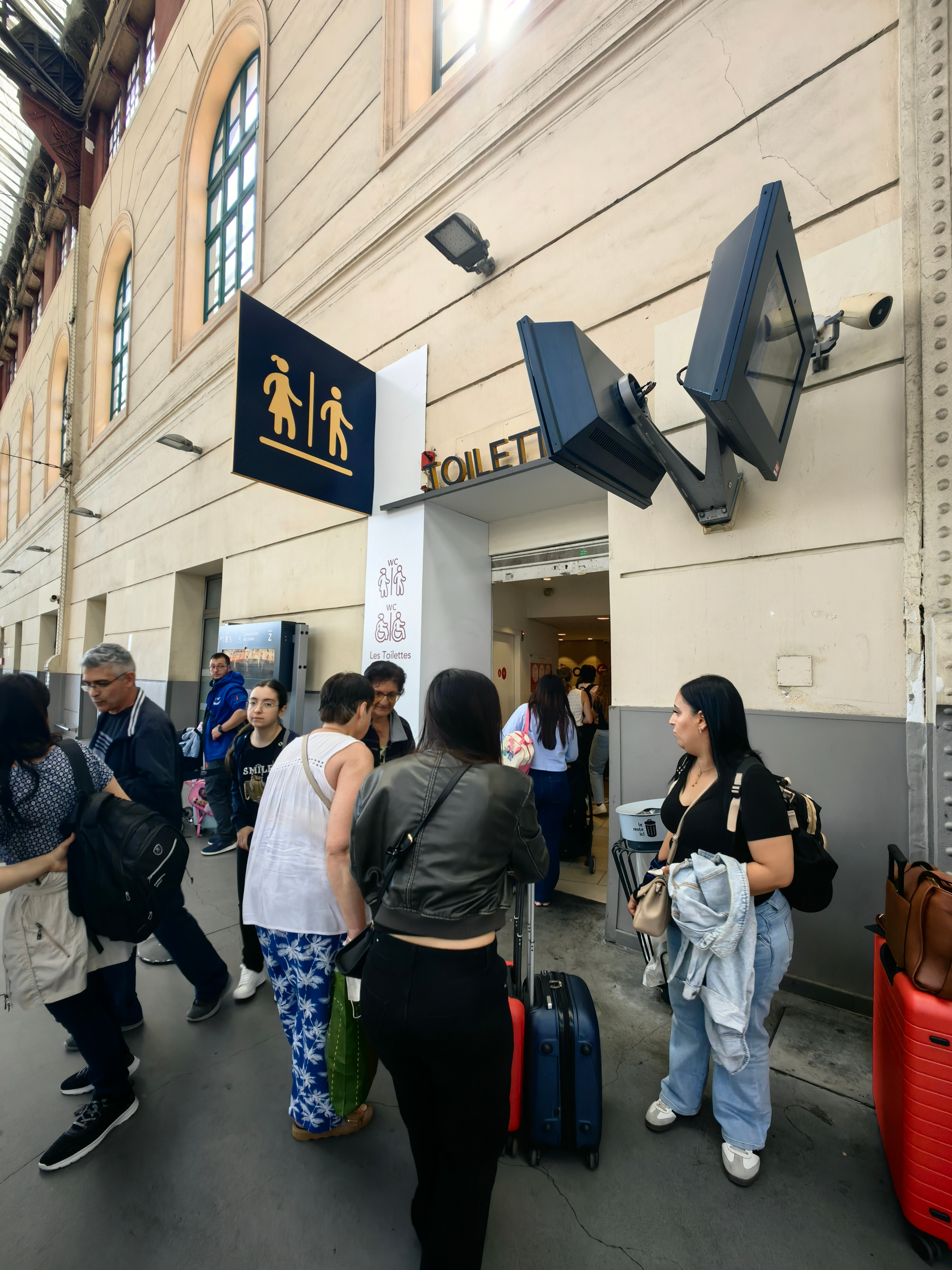 法国和我们反起来，我们在马赛参观名胜古迹如圣让堡、隆尚宫和教堂都是免费，但在圣夏