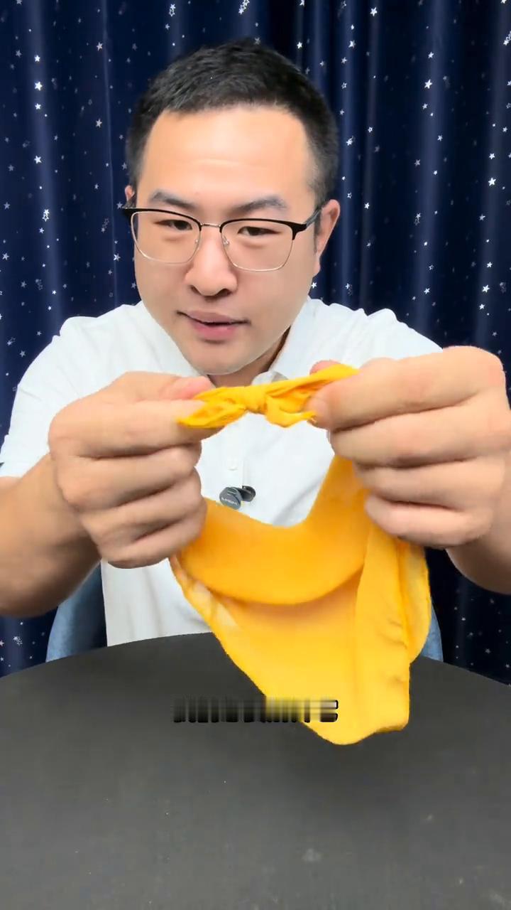 神奇大叔吹气解扣，终于被我破解了。
大家好，一条普通的丝巾像这样去给它打上第一个