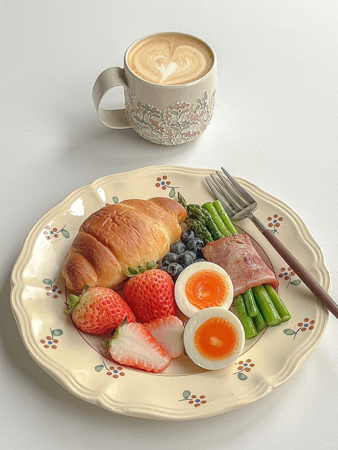 快手早餐｜盐面包🥐培根芦笋卷🥓热拿铁☕️
