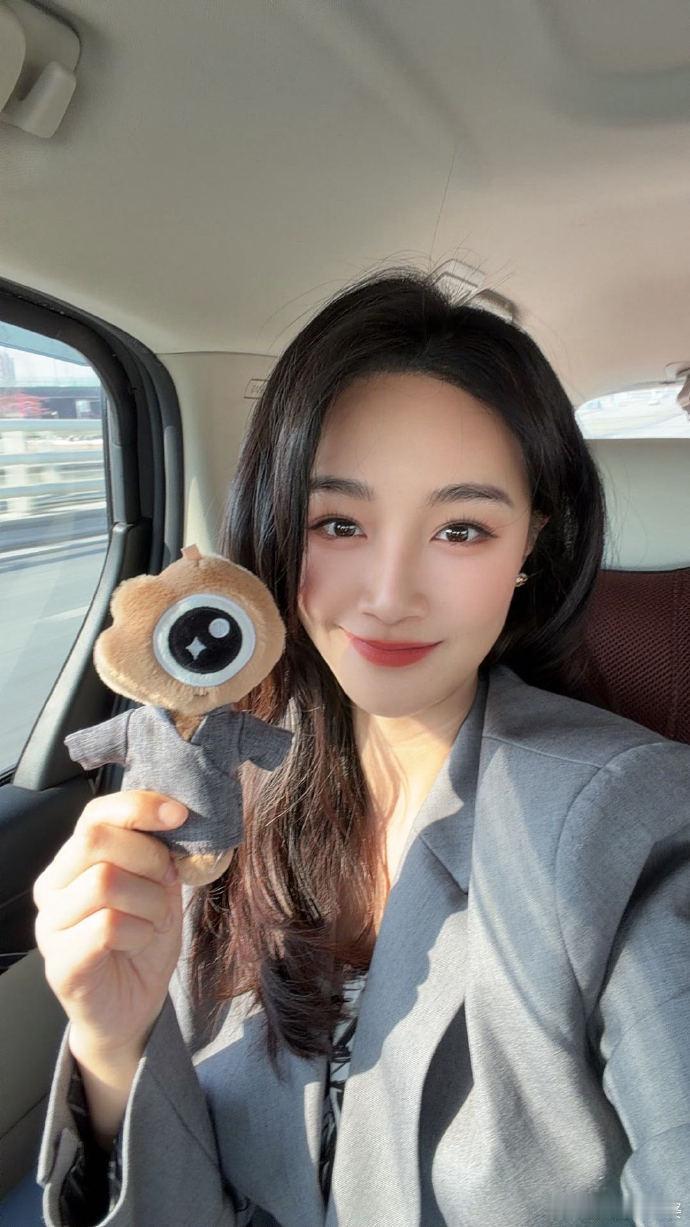 蓝盈莹银子收到了银子蓝盈莹还专门发博和银子的实体娃衣合影，能感受到她对这个角色的