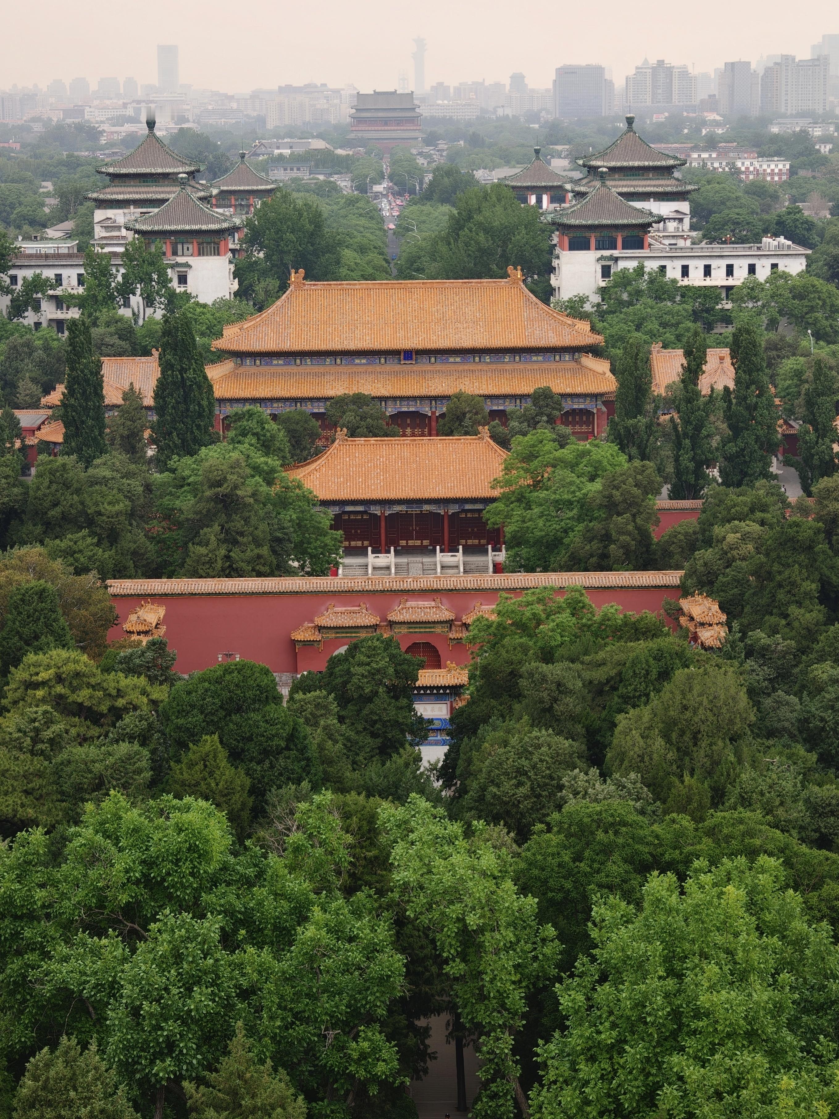 景山公园的万春亭，望出去的北京城。 北京·万春亭