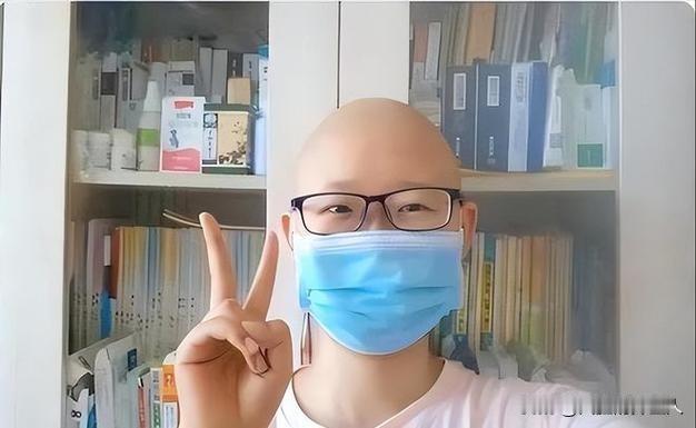 2019年，河北一家医院里，亲戚对19岁患癌女孩说：“7年了，你母亲卖2套房，花