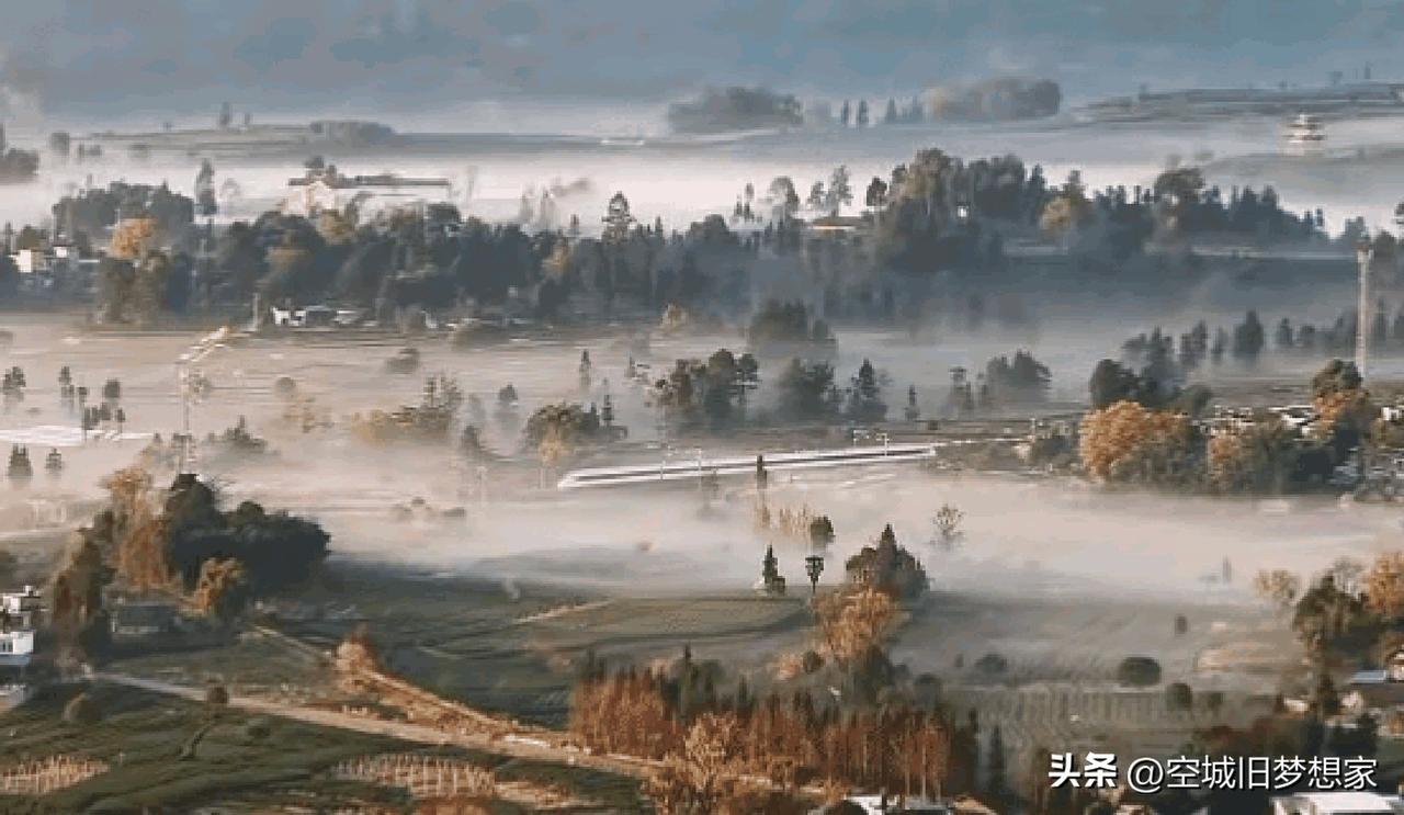 原来《千里江山图》，一直就在我们身边
 
晨雾漫过青黛色的山岗，
白墙黛瓦在薄雾