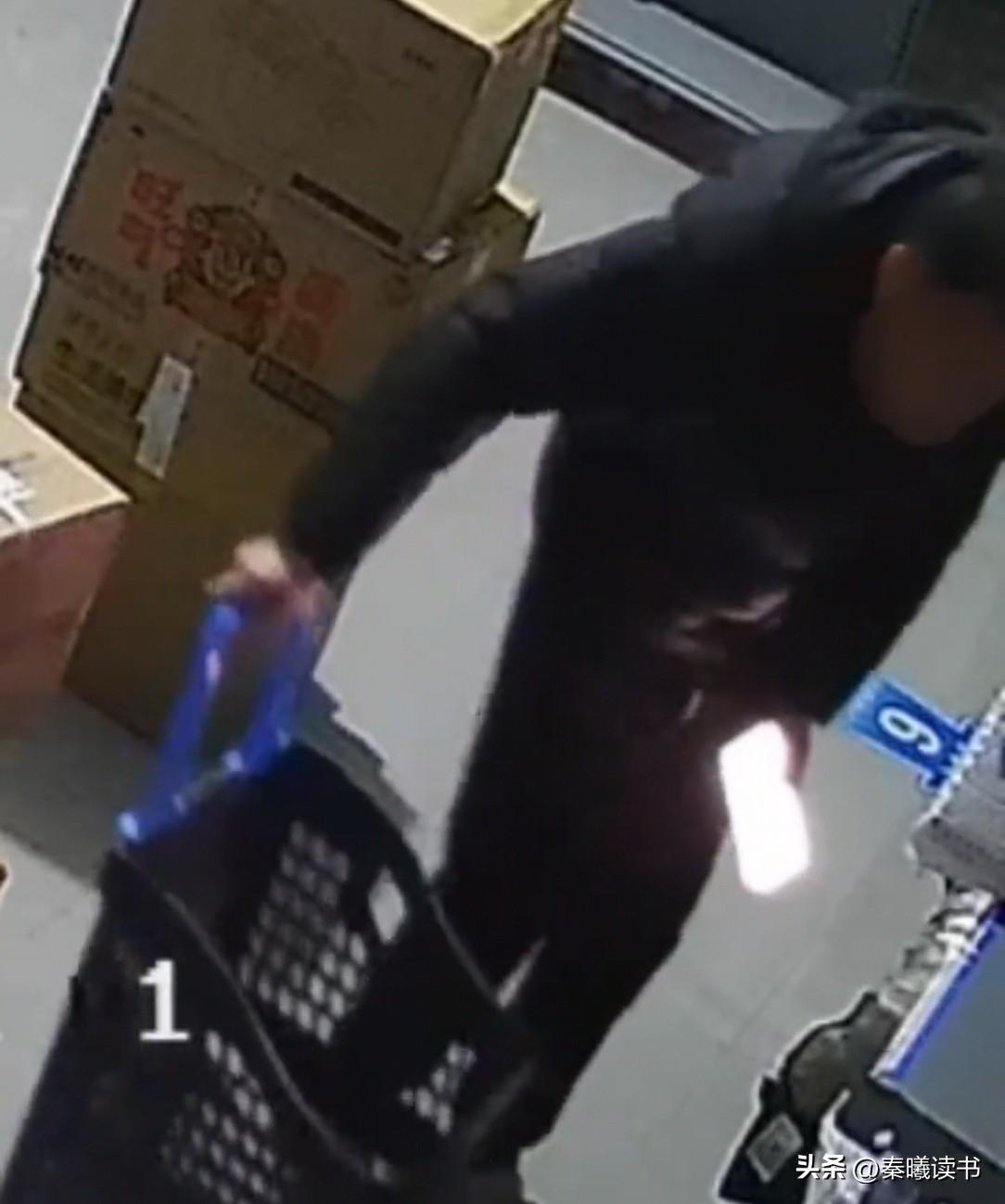 江西一快递驿站，有人看到一男子在这坐了快3小时，忍不住上前问：“你一直坐在这里做