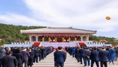 昨天，河南新郑这一幕让全网破防：一群平时拿枪的手，此刻正稳稳抬着花篮走向轩辕黄帝