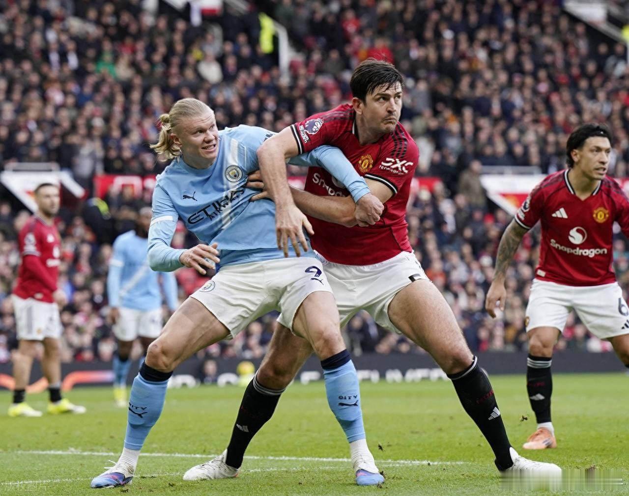 哈哈，这一晚英超真是热闹非凡！曼联在老特拉福德2-0搞定曼城，终结蓝月亮4轮不败