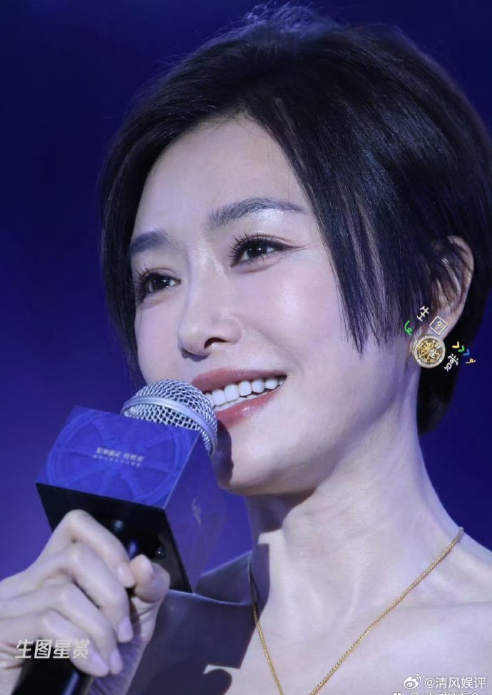 秦岚的颈纹暴露了她最真实的年龄 