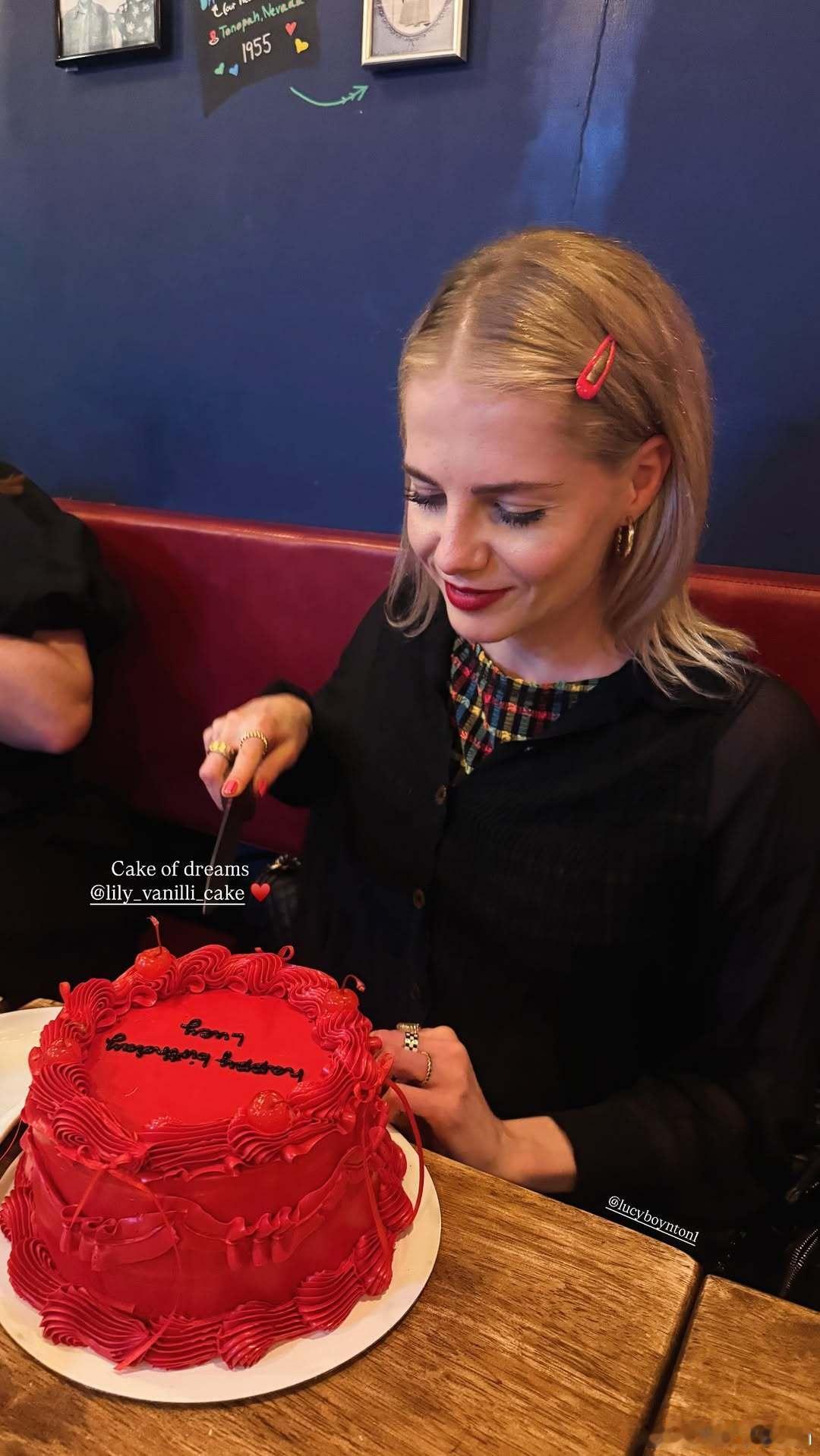 lucy boynton露西宝通和家人一起庆祝自己的32岁生日，收获了一个和小发