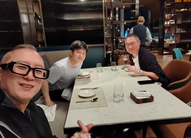 樊振东黎子安全运会约饭合影 全运会期间，樊振东和黎子安在澳门约了顿饭。照片最近才