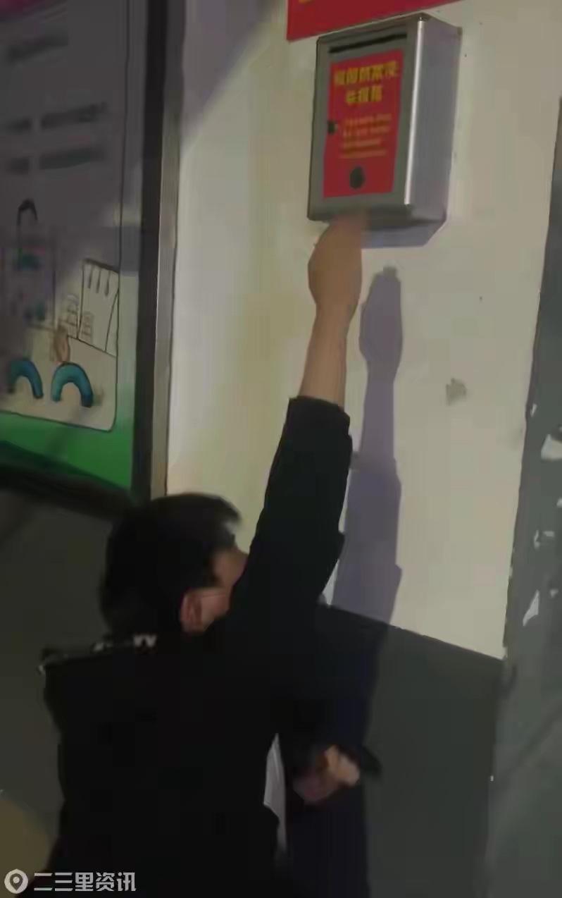 河北一小学防欺凌举报箱高2米?。

视频显示，箱体初始高度接近2米，小学生根本难