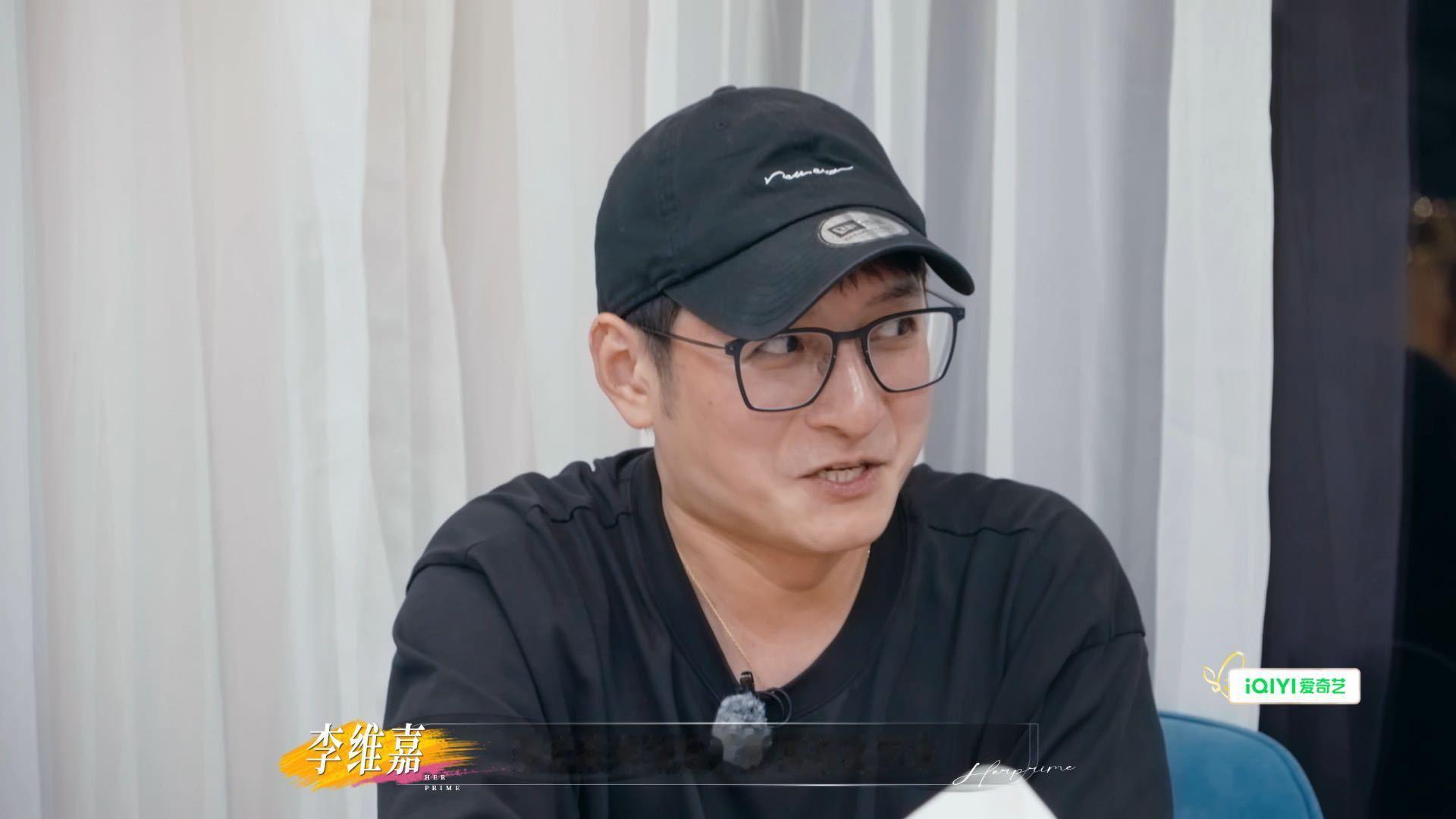 冉莹颖送维嘉张维伊同款耳机姐姐当家 这段互动的趣味点在于巧妙的巧合，耳机是张维伊