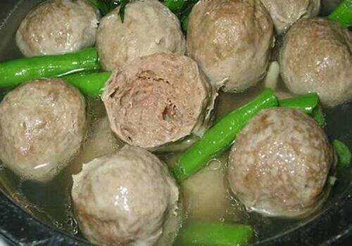 辨别潮汕牛肉丸真假：
   网上叫卖99元5斤都是假的，
只是牛肉味，为了健康千