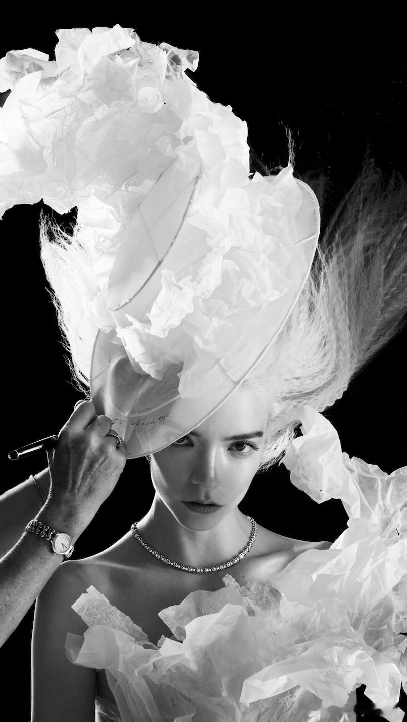 Anya Taylor-Joy登上V Magazine最新一期封面，有趣的是An