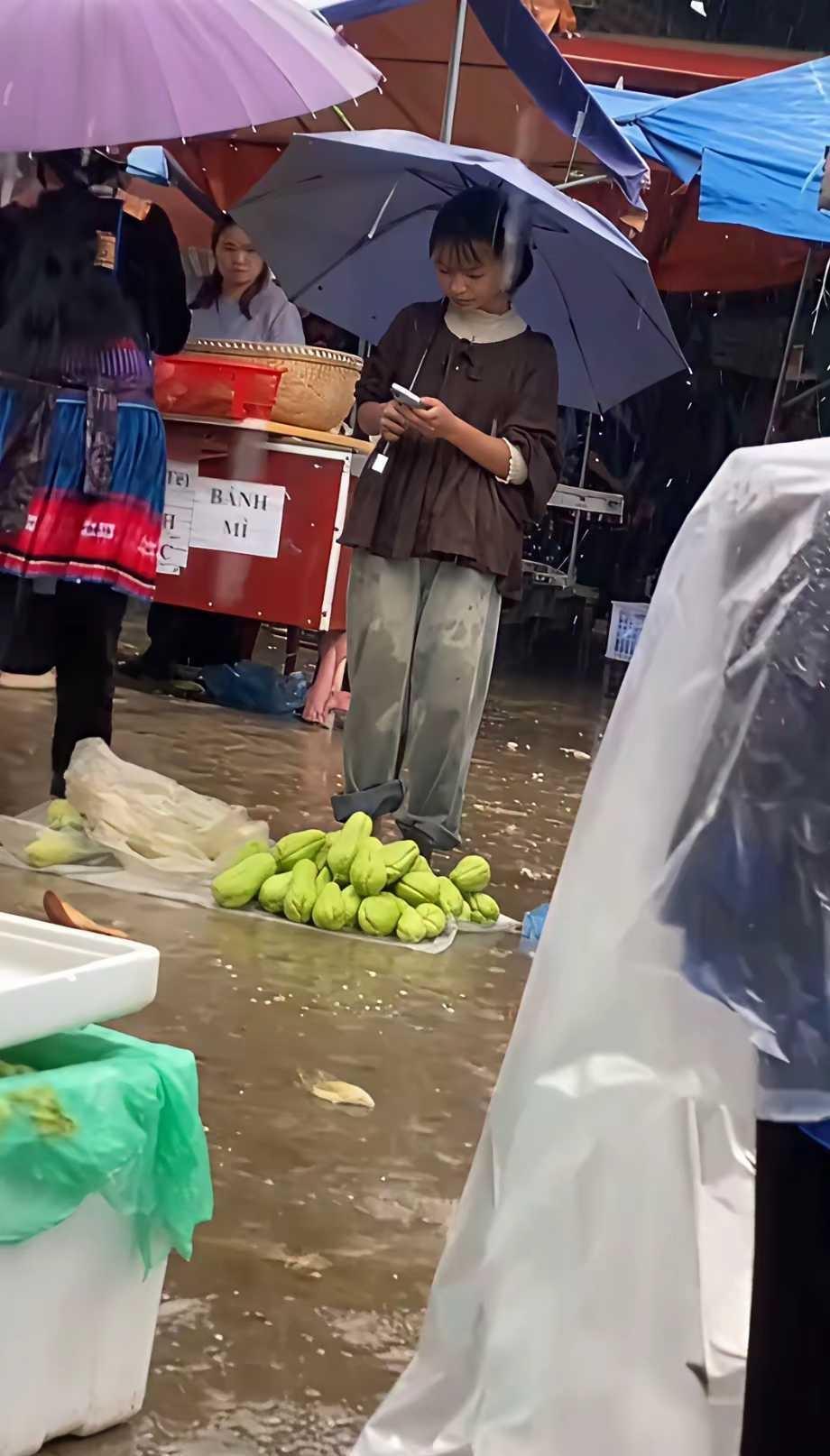 真想过去帮帮她