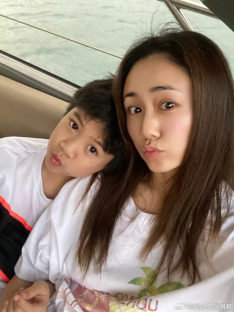 刘芸晒照帮儿子挽回颜值形象 母子同框照好暖心！刘芸力证儿子颜值，小时候的Jagg