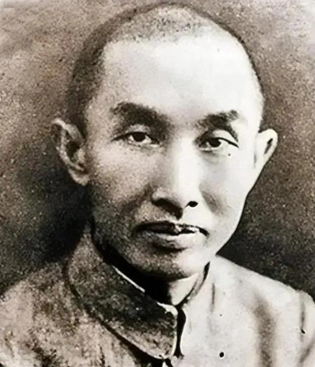 其实把时间往回拨两年，卢作孚面前并不是死路，反而摆着两条挺光鲜的活法。那时候他人