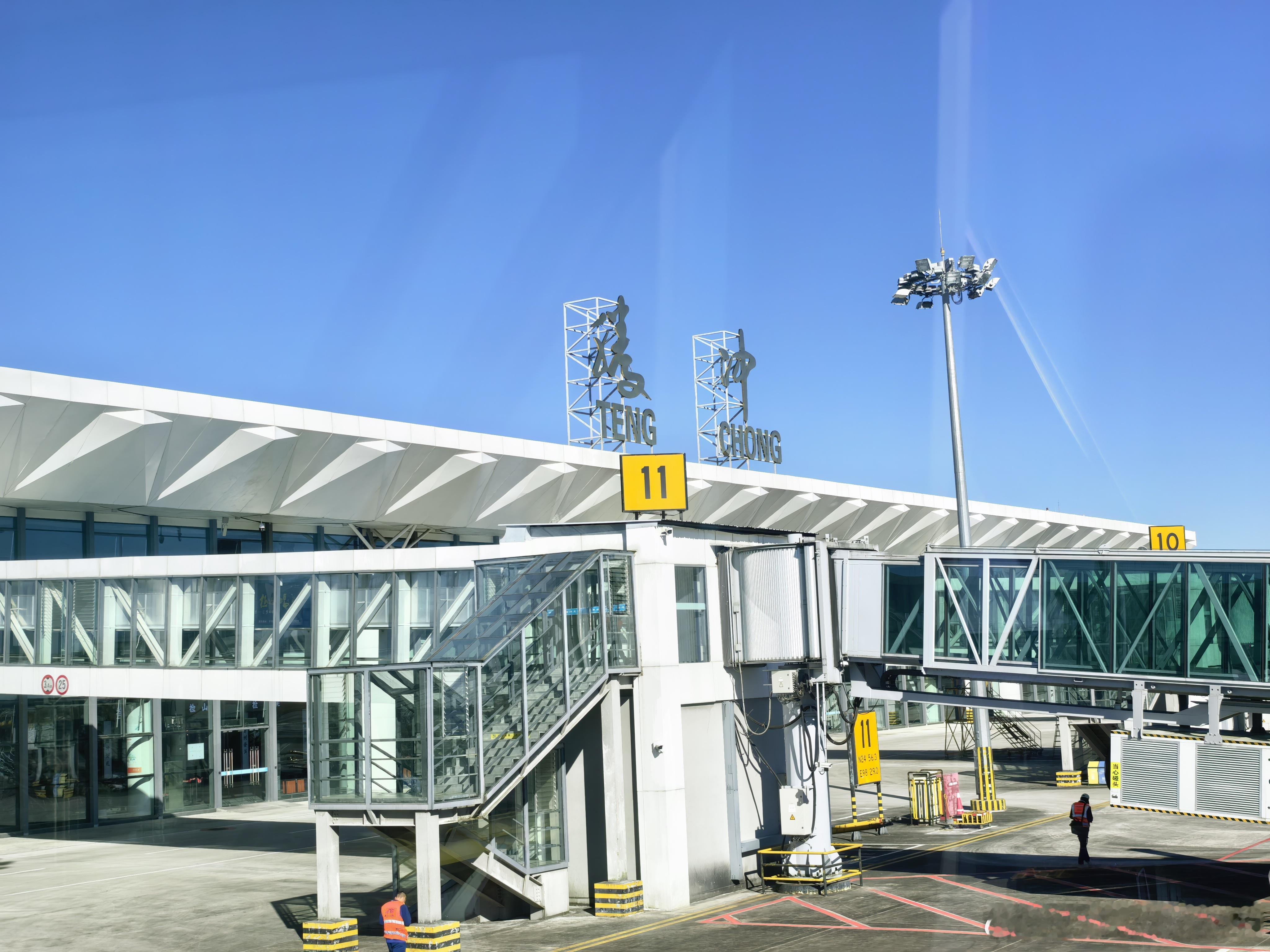 又打卡一个新机场，云南腾冲，风景很好，但这地方看来不能乱跑，感觉走两步就跑到缅甸