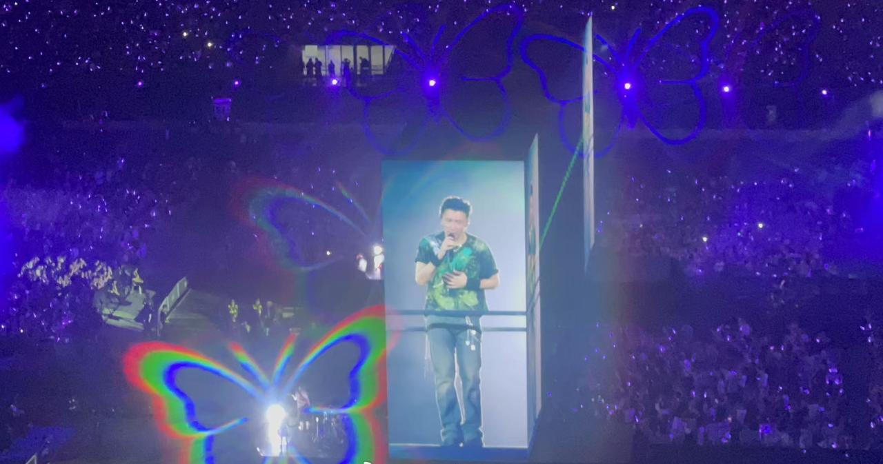 王菲估计都哭了，谢霆锋演唱会现场全是王菲喜爱的蝴蝶，像是在表白王菲，这波“狗粮”