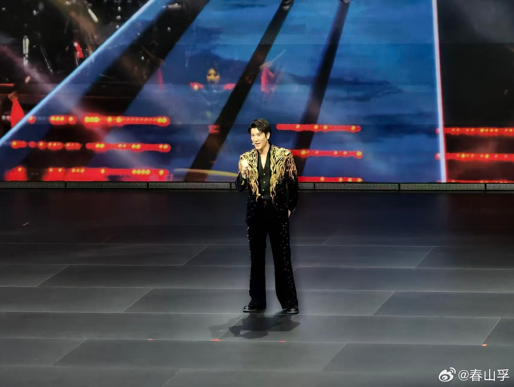 腾势N9闪充版贺龙体育馆外全是腾势N9闪充版，还没进场就先被应援氛围戳中了。 