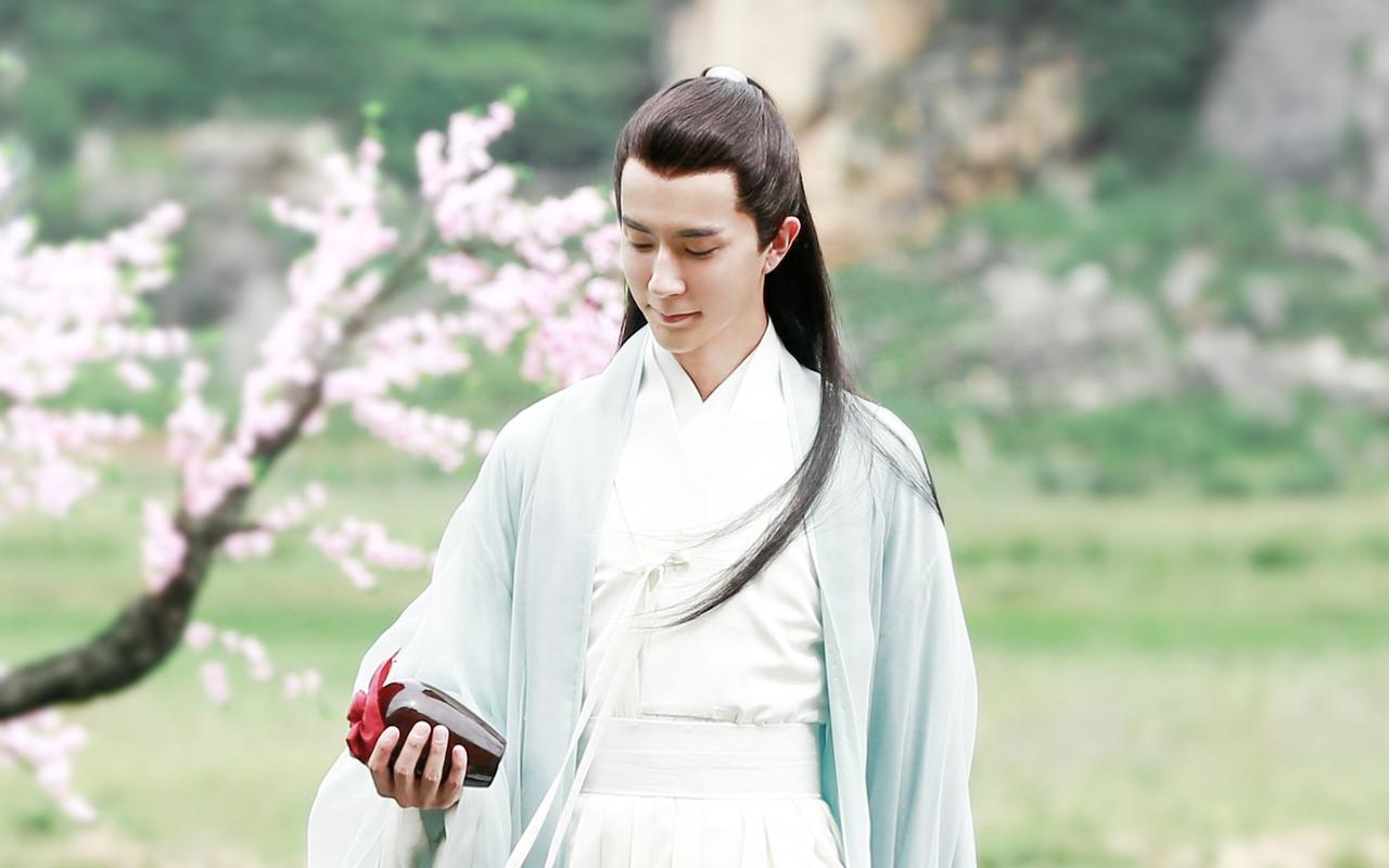 于朦胧坠楼身亡……
他是《三生三世十里桃花 》里，四海八荒最美的男子。他天性孤傲