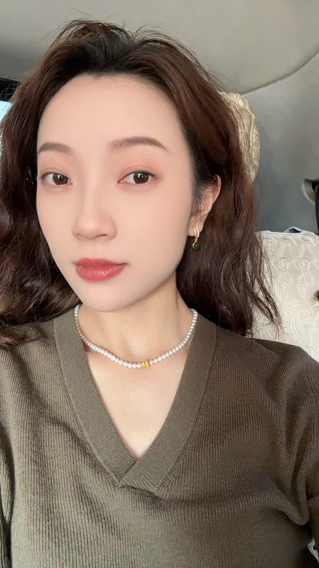 我本就明媚向上呀，在鲜花和爱里长大，父母 家人的爱是抵御一生风雨的疫苗，我们家没